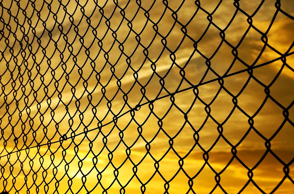 Schemat systemu bezpieczeństwa IT z ikonkami zabezpieczeń