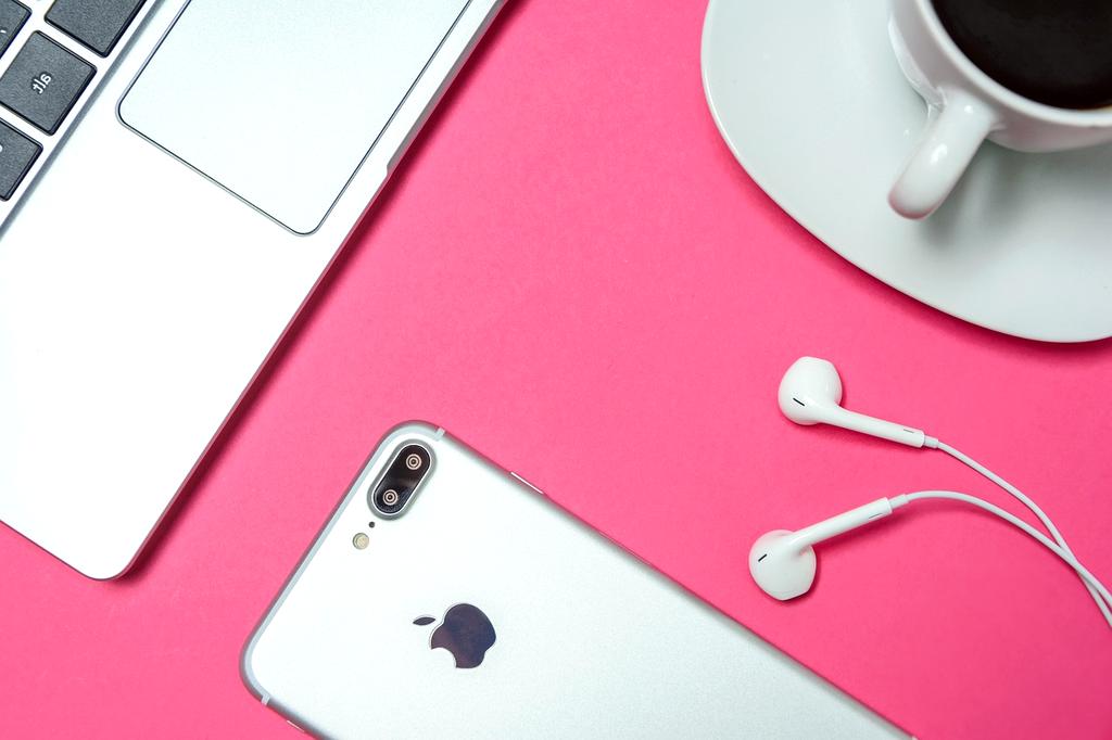 Zespół specjalistów caguboi podczas pracy nad projektem IT